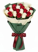 Букет Микс из красных и белых роз в Коренево