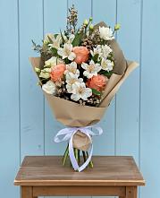 Букет цветов из:  Альстромерии, Лизиантусы, Розы и Хризантемы в Коренево