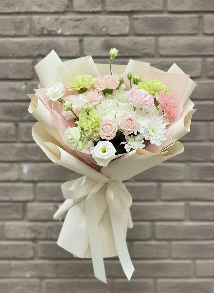 Букет цветов из: Гвоздики, Розы, Лизиантусы и Хризантемы в Коренево