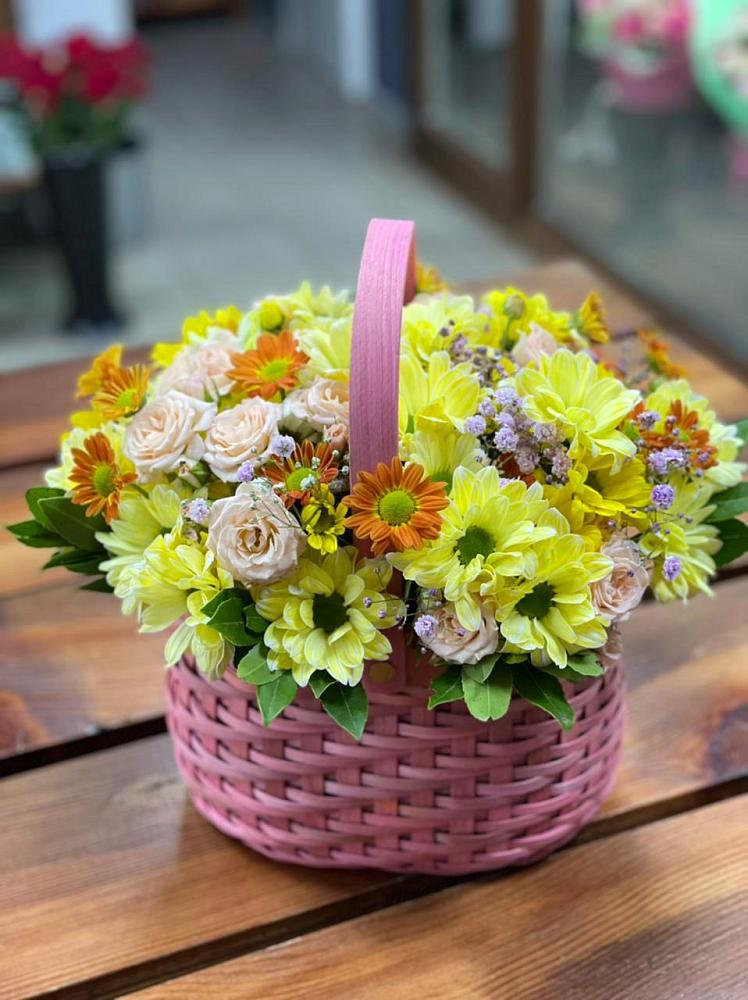 Цветочная композиция из Хризантемы и Розы в корзине в Коренево