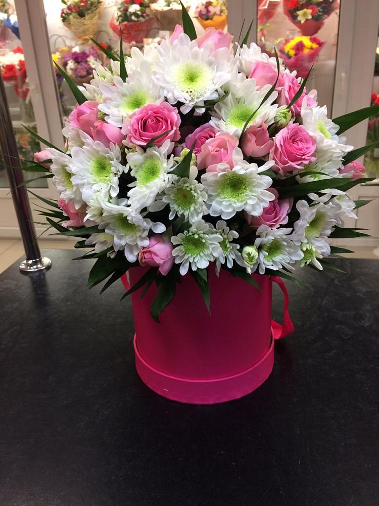 Цветочная композиция из Розы и Хризантемы в шляпной коробке в Коренево